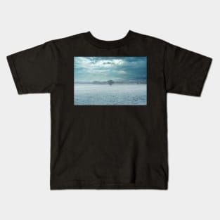 Tree in a foggy winter landscape - Photograph Print Kids T-Shirt